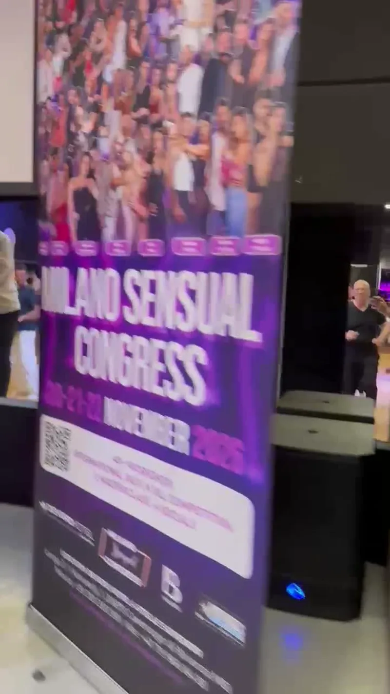 Il banner del Milano Sensual Congress accanto al palco
