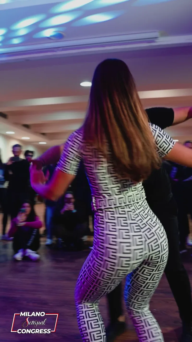 Marco y Valeria ballano nel social di un congresso di bachata