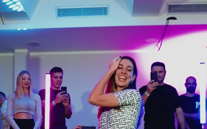 Valeria sorride ballando davanti al pubblico del Milano Sensual Congress