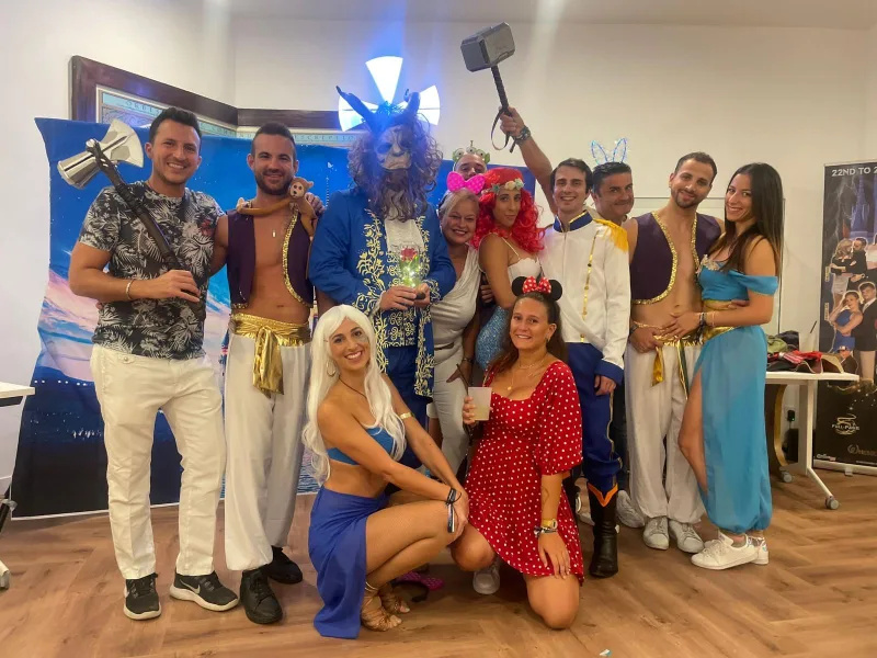 Il gruppo di Bachata Passion in costume a una festa a tema