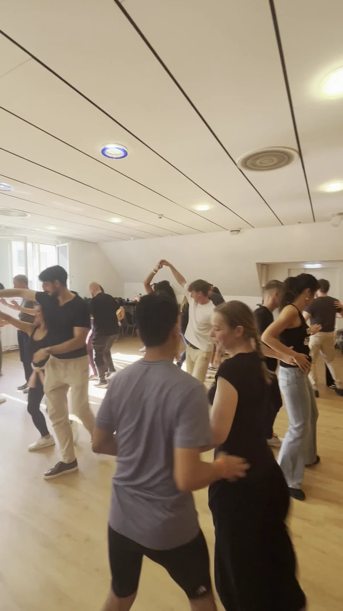 Allievi che ballano bachata durante una lezione di gruppo di Bachata Passion