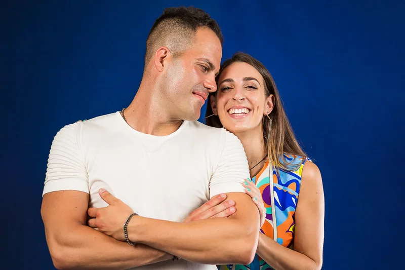 Marco y Valeria sorridono abbracciati