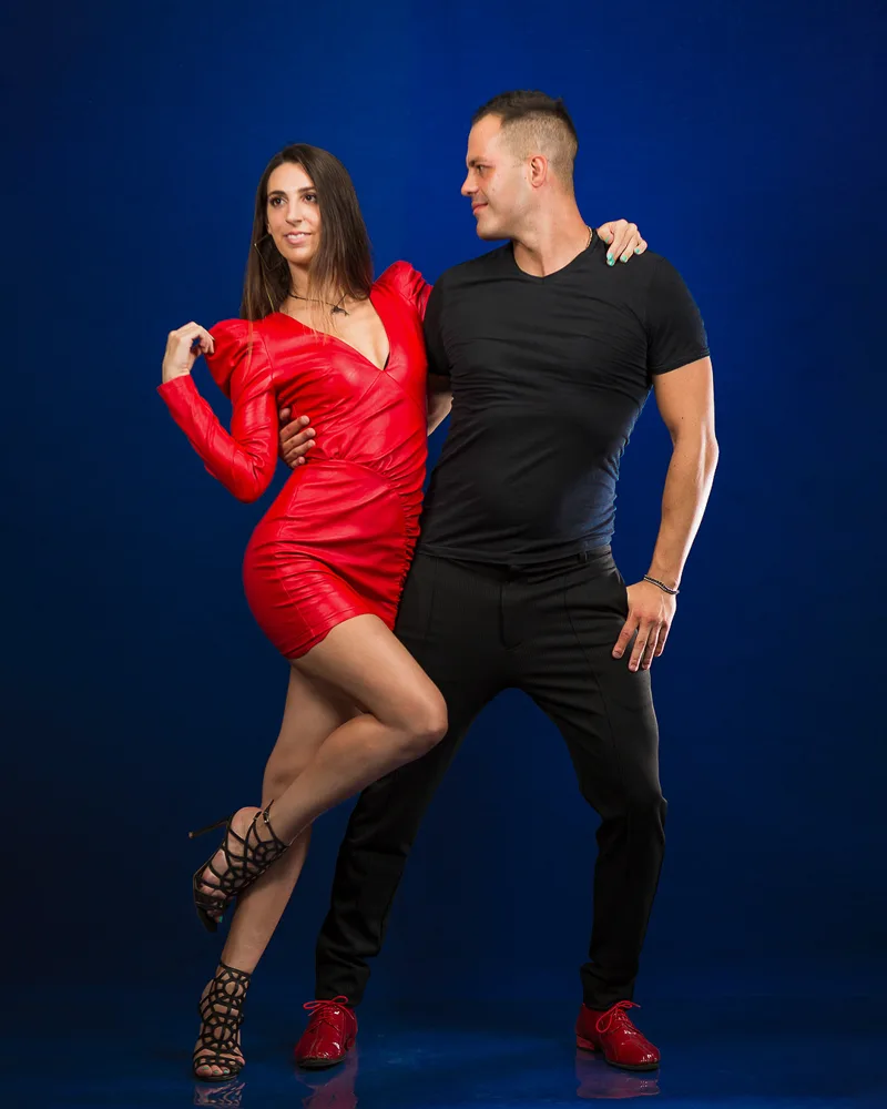 Marco y Valeria in abiti eleganti su fondo rosso