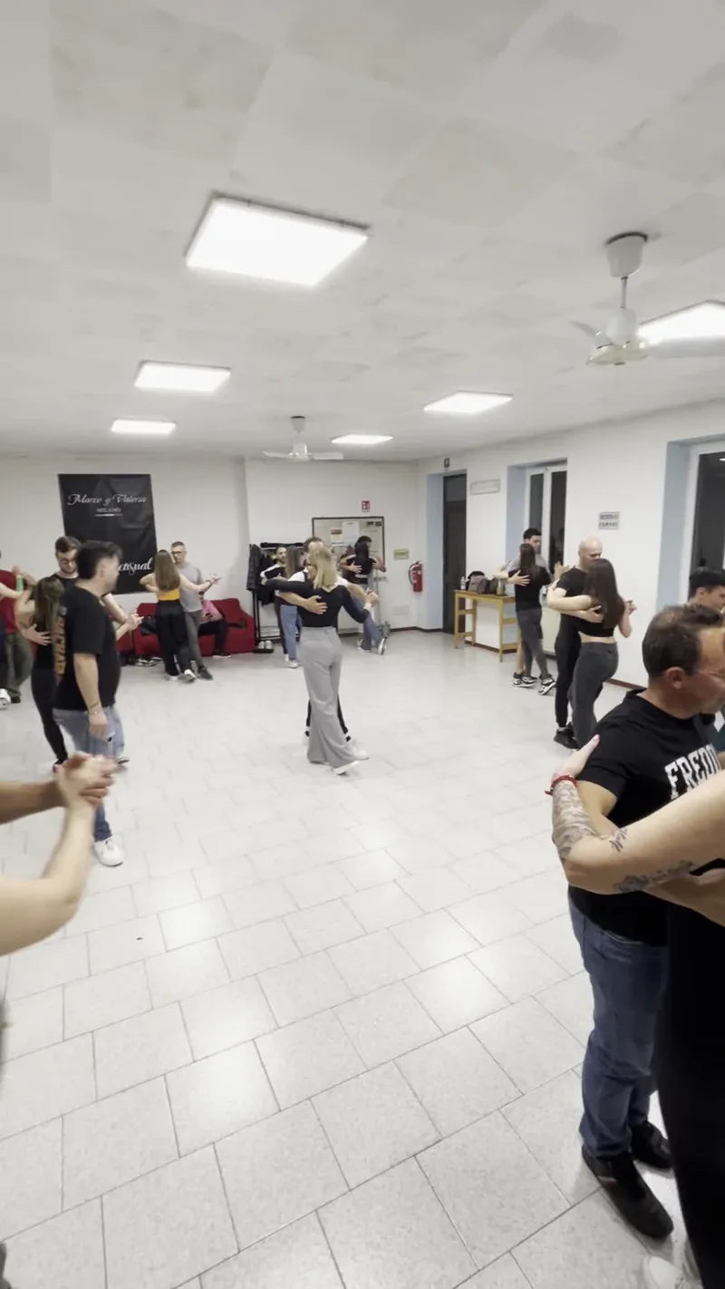 Coppie che ballano bachata durante una serata social