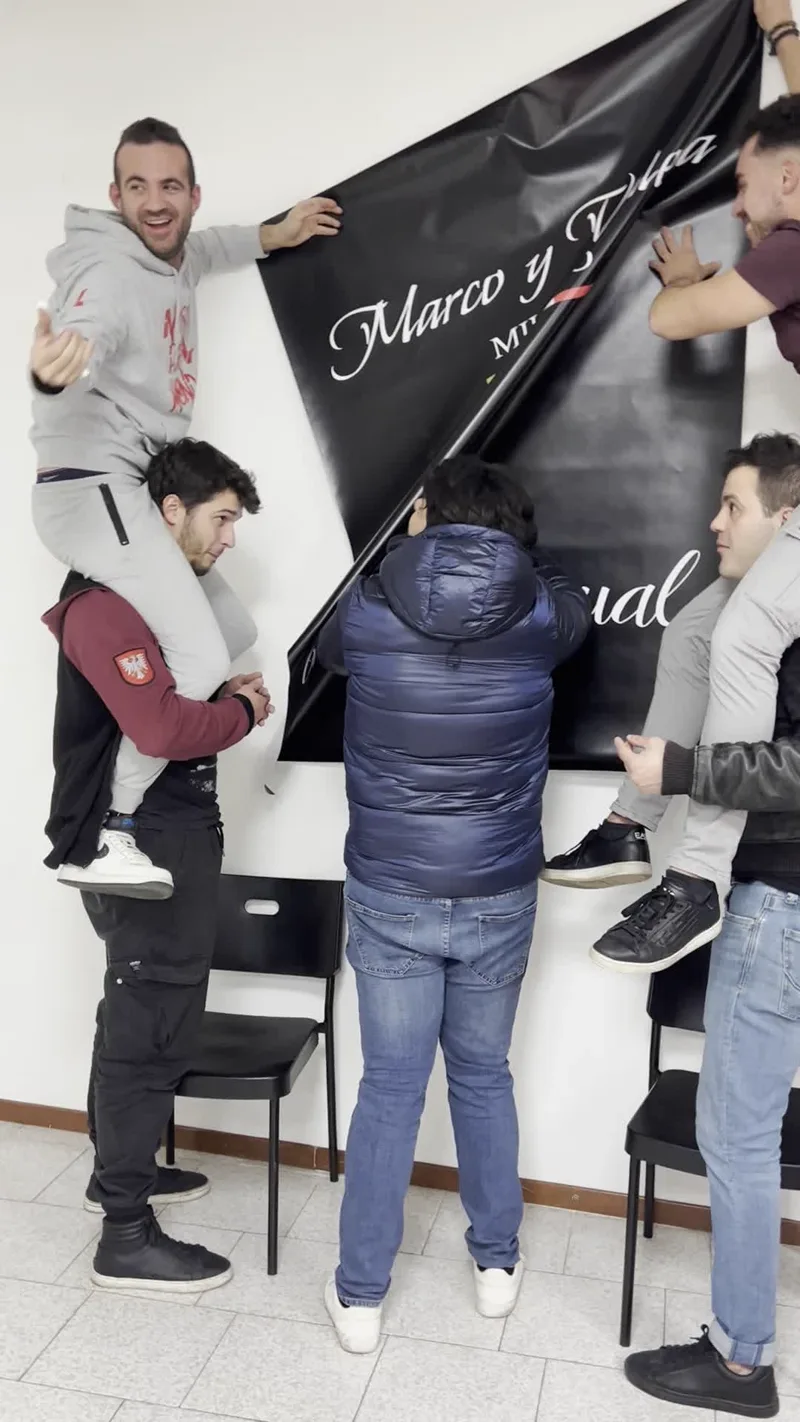 Gli allievi svelano lo striscione di Marco y Valeria