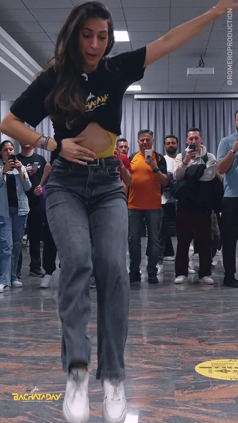Valeria balla footwork dominicano durante una lezione