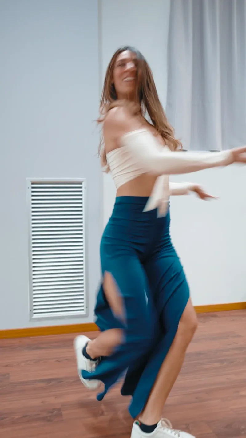 Valeria mostra il footwork della bachata dominicana durante una lezione